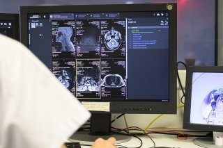 Face à l'augmentation des coûts, le Contrôle fédéral des finances recommande de mieux contrôler l'utilisation des techniques d'imagerie (archives). KEYSTONE/CHRISTIAN BEUTLER